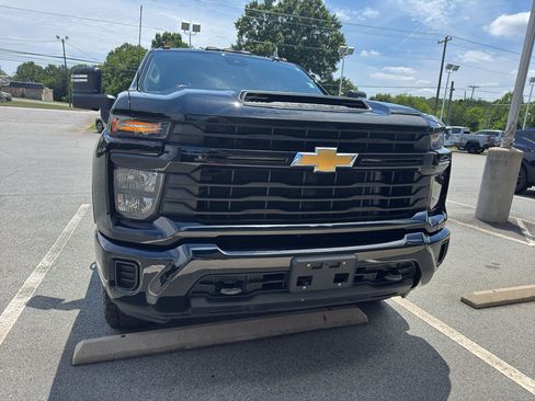Used 2024 Chevrolet Silverado 2500 Custom w/ Custom Convenience Package AWD/4WD image 2
