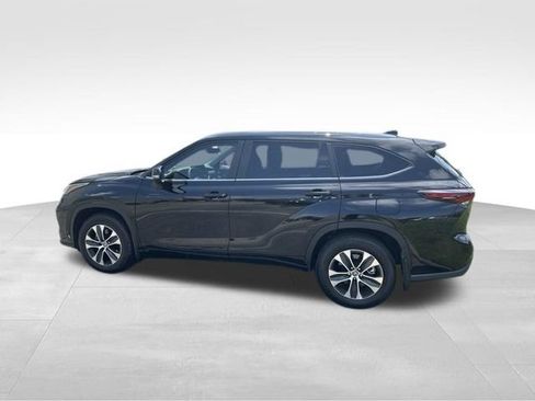 Certified 2025 Toyota Highlander XLE AWD/4WD image 2