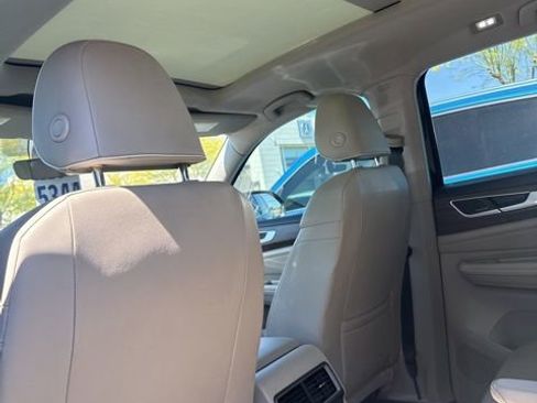 Used 2024 Volkswagen Atlas SEL Premium R-Line image 7