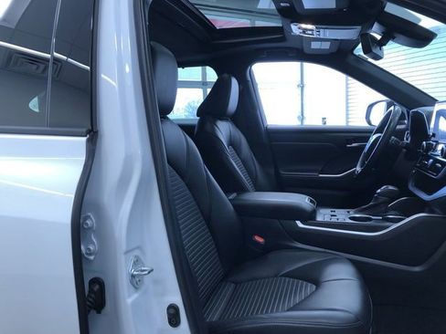 Used 2023 Toyota Highlander XSE FWD image 25