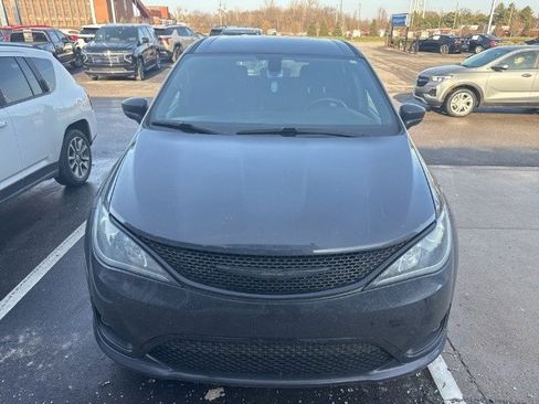 Used 2020 Chrysler Pacifica Touring w/ S Appearance Package image 2