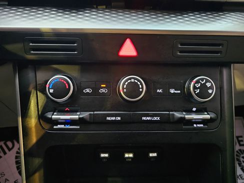 Used 2022 Kia Carnival LX image 22