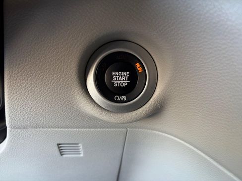 Used 2024 Chrysler Pacifica Touring-L FWD image 30