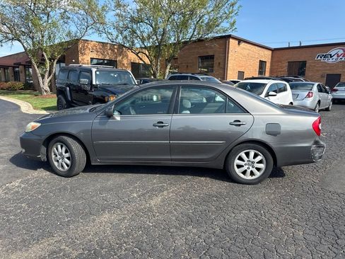 Used 2004 Toyota Camry SE FWD image 3
