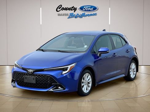 Used 2025 Toyota Corolla SE w/ SE Package FWD image 2