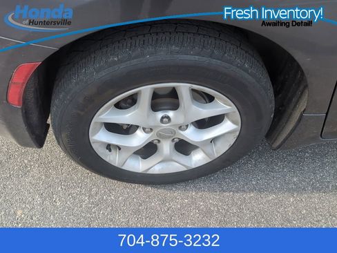 Used 2017 Chrysler Pacifica Touring-L w/ Tire & Wheel Group image 10