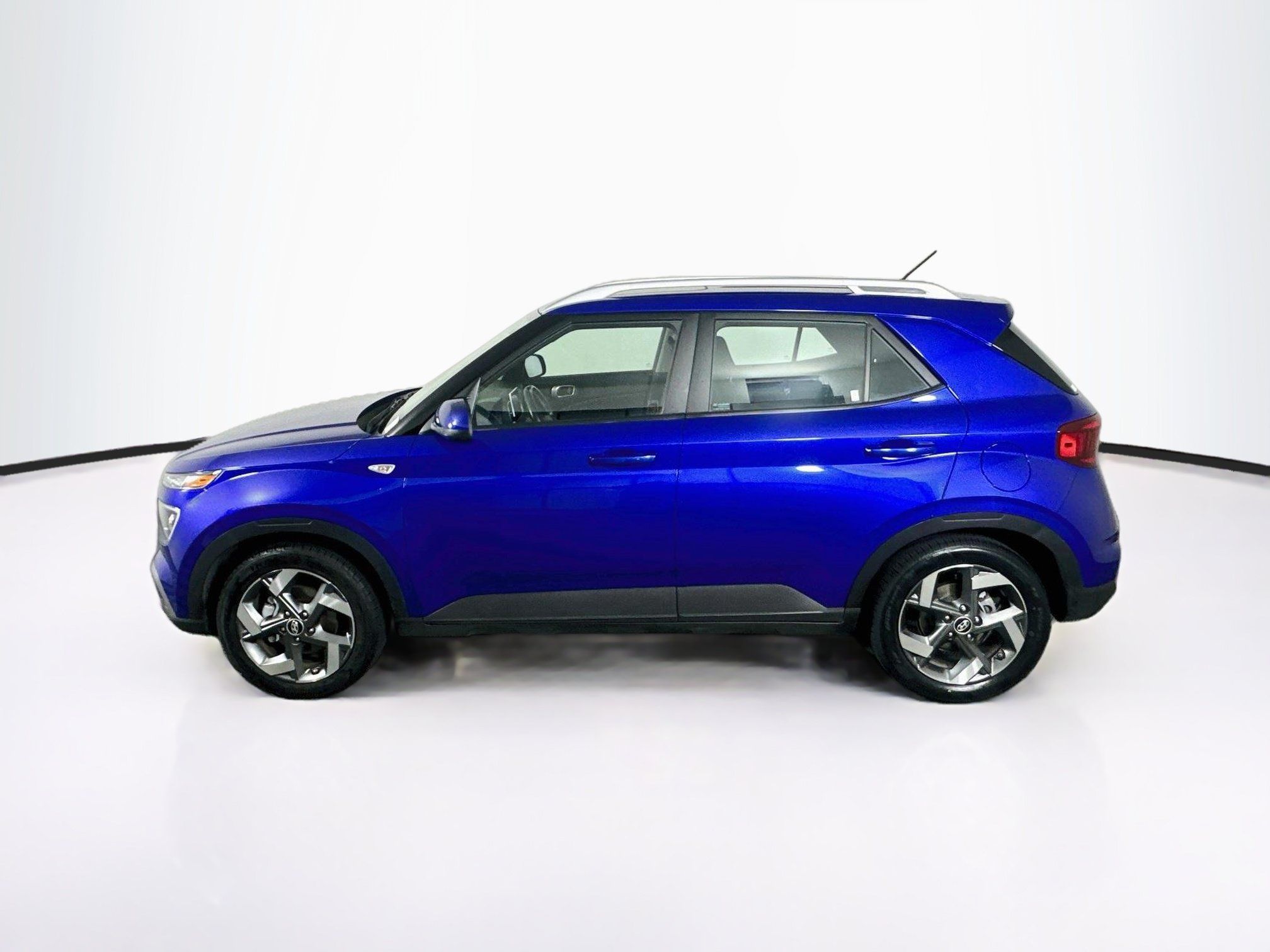 Used 2025 Hyundai Venue SEL FWD image 4