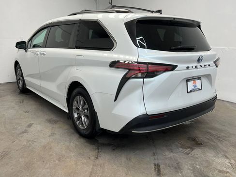 Used 2022 Toyota Sienna XLE w/ XLE Plus Package FWD image 4
