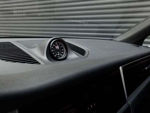 Certified 2025 Porsche Macan AWD/4WD image 20