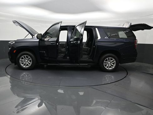 Used 2024 Chevrolet Suburban LS RWD image 34