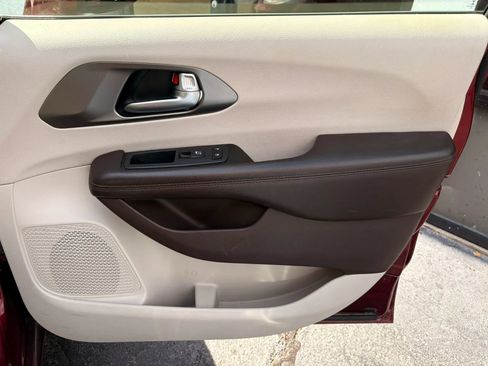 Used 2019 Chrysler Pacifica Touring-L FWD image 20