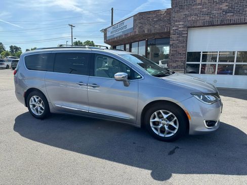 Used 2020 Chrysler Pacifica Limited FWD image 19