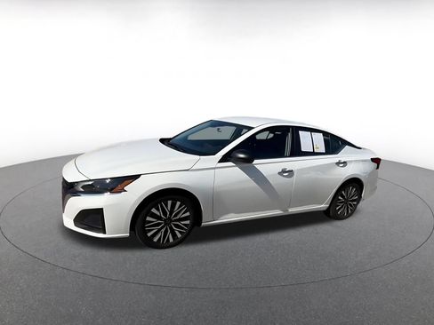 Used 2025 Nissan Altima 2.5 SV FWD image 6