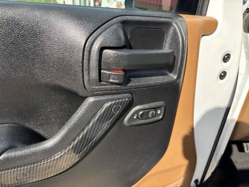 Used 2016 Jeep Wrangler Unlimited Sahara w/ Connectivity Group AWD/4WD image 15