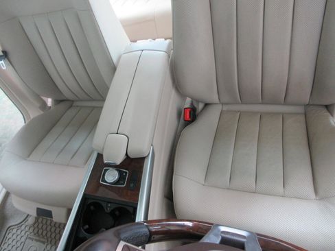 Used 2014 Mercedes-Benz E 550 4MATIC Sedan image 16