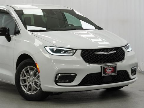 New 2026 Chrysler Pacifica Select image 3