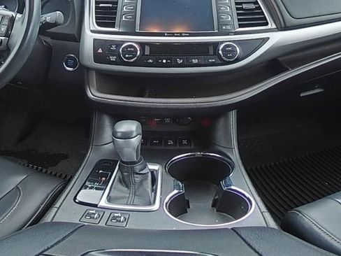 Used 2019 Toyota Highlander XLE AWD/4WD image 22