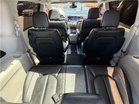 Used 2018 Chrysler Pacifica Limited FWD image 23