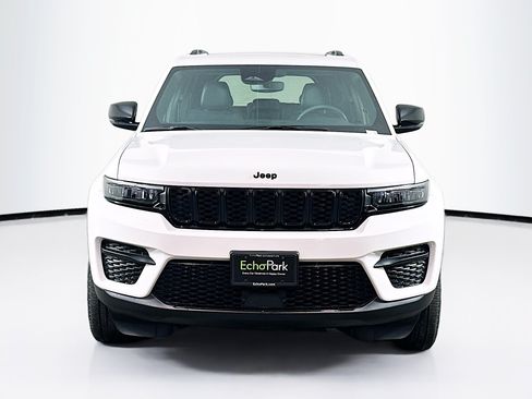Used 2023 Jeep Grand Cherokee Altitude AWD/4WD image 2