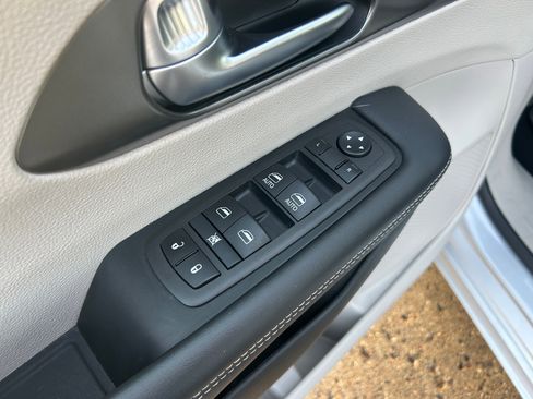 Used 2024 Chrysler Pacifica Touring-L image 14