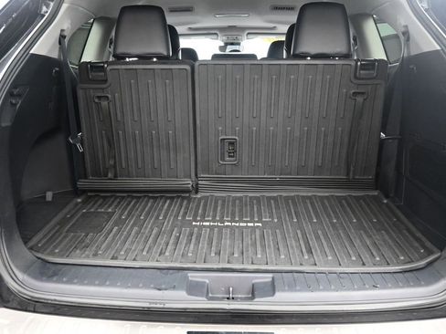 Used 2021 Toyota Highlander XLE AWD/4WD image 19