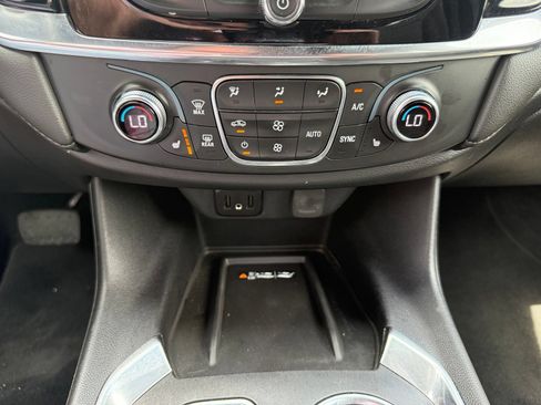 Certified 2023 Chevrolet Traverse LT FWD image 24