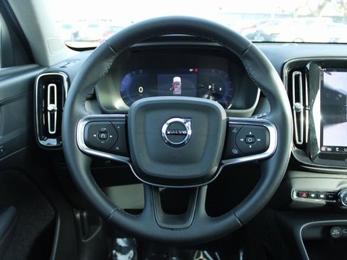 Used 2025 Volvo XC40 B5 Plus image 25