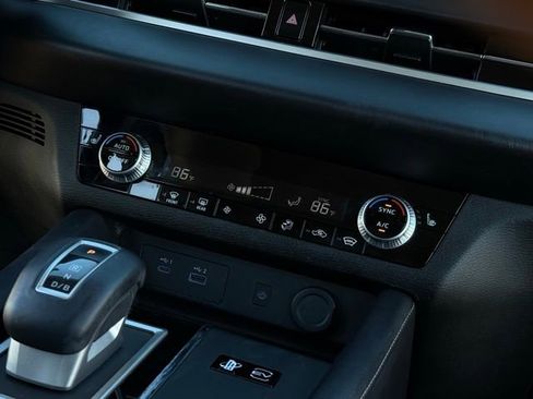 Used 2023 Mitsubishi Outlander SE image 30