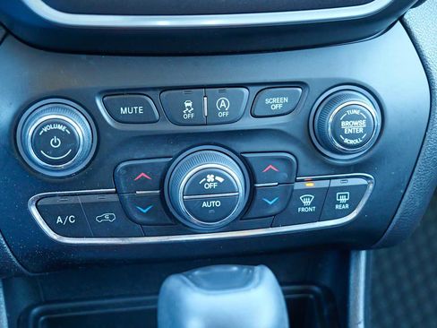 Used 2020 Jeep Cherokee Trailhawk w/ Cold Weather Group image 17