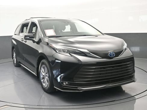 Used 2025 Toyota Sienna XLE w/ XLE Plus Package FWD image 9