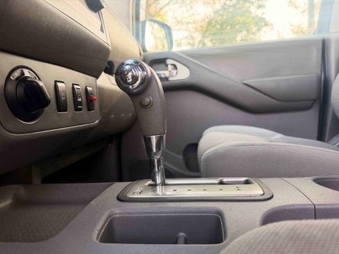 Used 2010 Nissan Frontier SE image 26