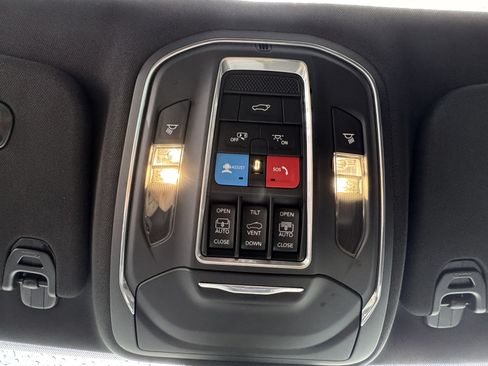 Used 2025 Jeep Wagoneer Series II w/ Convenience Group I AWD/4WD image 11