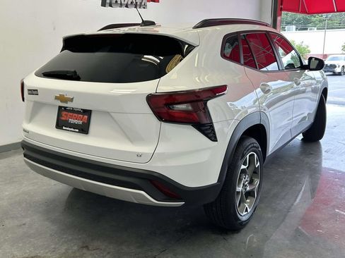 Used 2025 Chevrolet Trax LT w/ LT Convenience Package FWD image 3