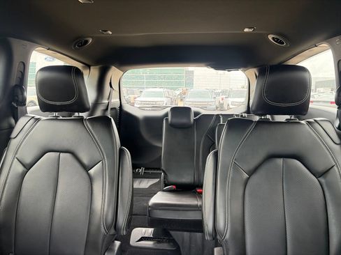 Used 2025 Chrysler Pacifica Select AWD/4WD image 25