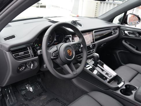 Certified 2026 Porsche Macan AWD/4WD image 4