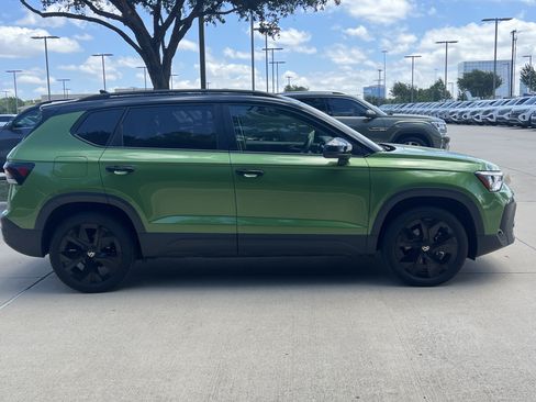 Certified 2025 Volkswagen Taos SE FWD image 10
