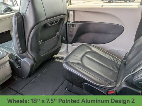 Used 2023 Chrysler Pacifica Limited FWD image 28