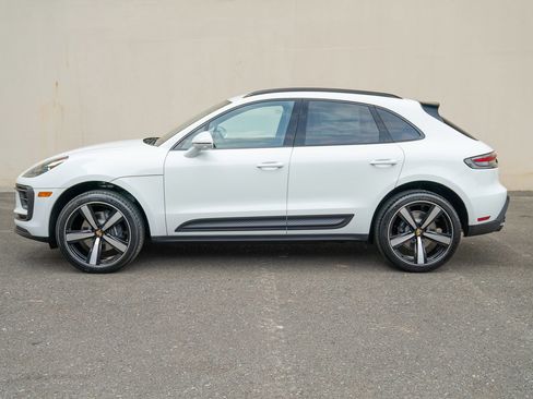 Certified 2025 Porsche Macan image 2