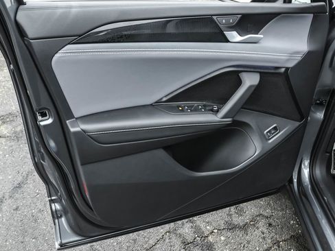 New 2025 Volkswagen Tiguan SE R-Line image 32