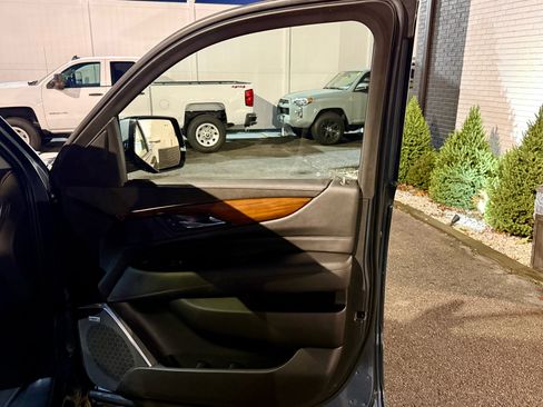 Used 2020 Cadillac Escalade Luxury image 24