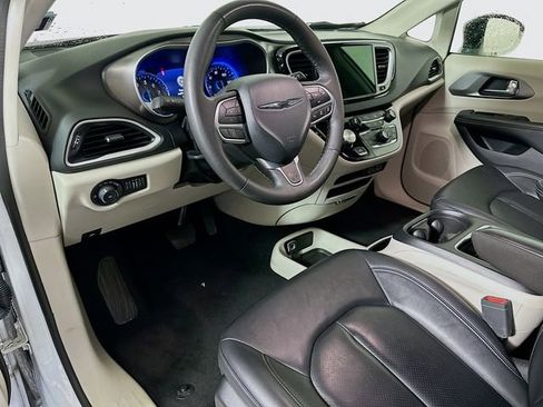 Used 2024 Chrysler Pacifica Touring-L image 10