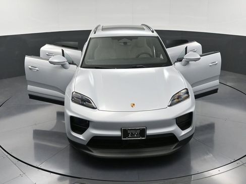 Certified 2025 Porsche Macan 4 Electric image 34