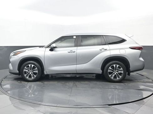 Used 2024 Toyota Highlander XLE FWD image 25