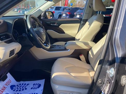 Used 2021 Toyota Highlander XLE image 6