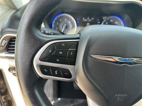 Used 2018 Chrysler Pacifica Touring-L FWD image 30
