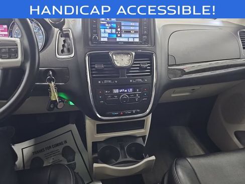Used 2013 Chrysler Town & Country Touring FWD image 17