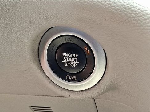 Used 2018 Chrysler Pacifica Touring-L FWD image 23
