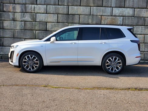 Used 2021 Cadillac XT6 Sport image 2
