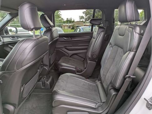 Used 2025 Jeep Grand Cherokee L Laredo RWD image 15