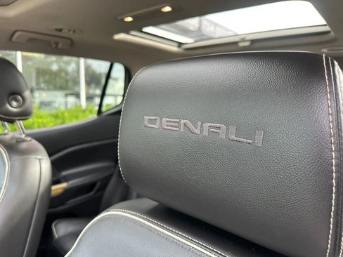 Used 2019 GMC Acadia Denali w/ Technology Package FWD image 11